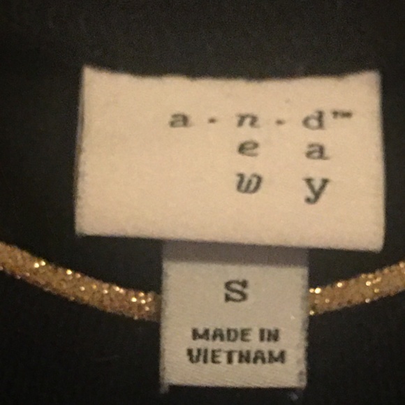 Small Black Short Sleeve Top - Picture 3 of 6